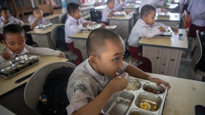 anak-sekolah-di-sumsel-antusias-nikmati-program-makan-bergizi-gratis-1760435548680_169